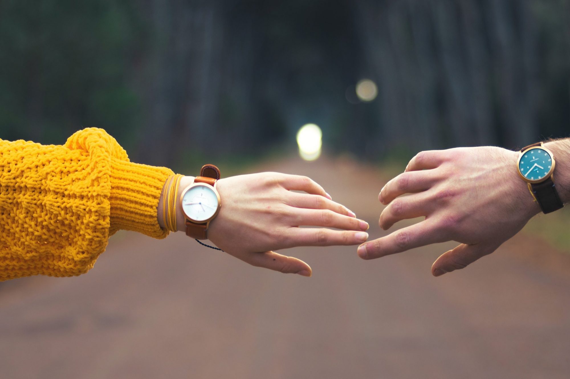 hands-with-watches-25APXCJ