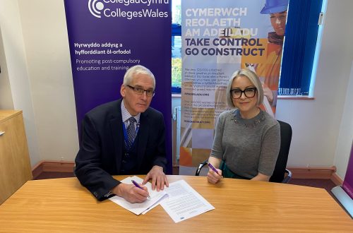 Barry and Julia signing an agreement.