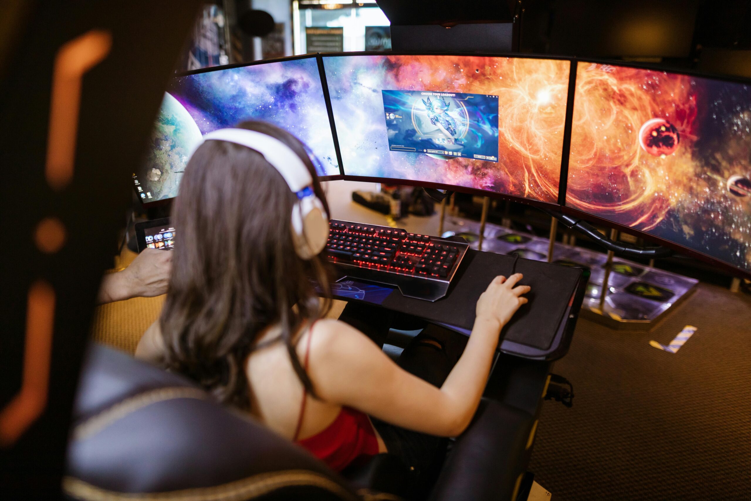 GIRL WITH HEADPHONES PALYING ONLINE GAME
